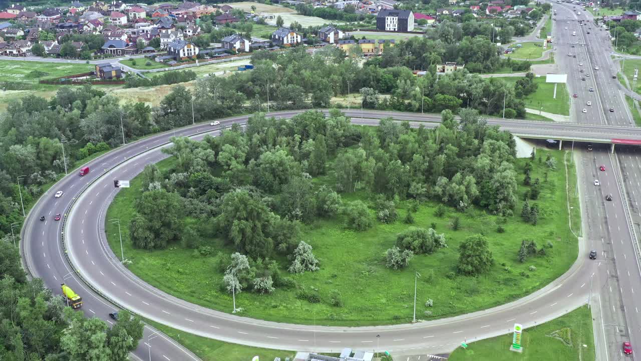 汽车和卡车在绿树成荫的高速公路上行驶，无人机在空中射击视频素材