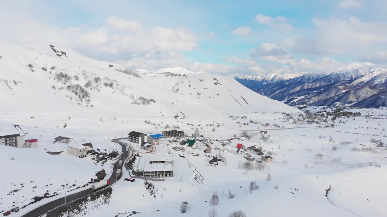 雪天里，卡车大篷车驶过古道里村。视频素材