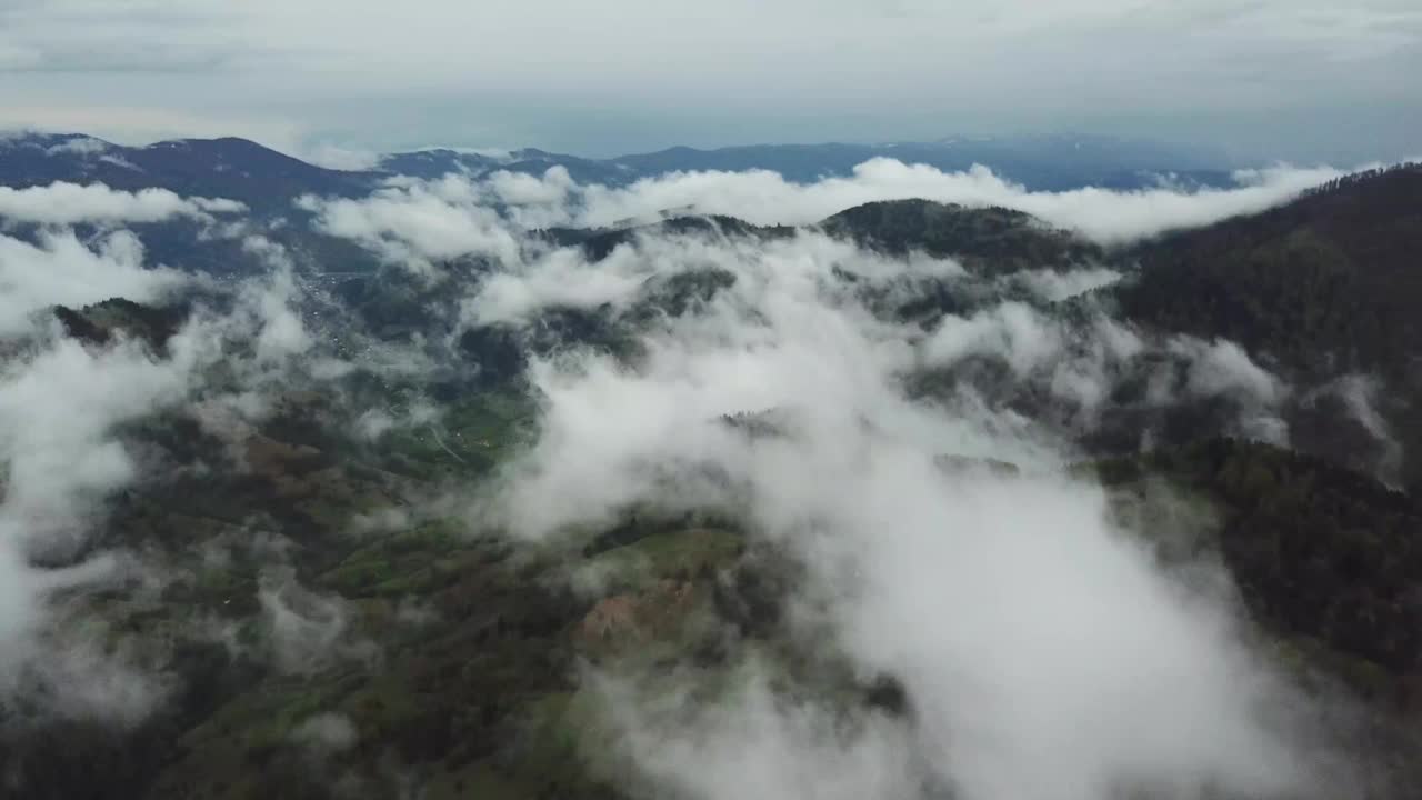 雾蒙蒙的山地景观。喀尔巴阡山,乌克兰视频素材