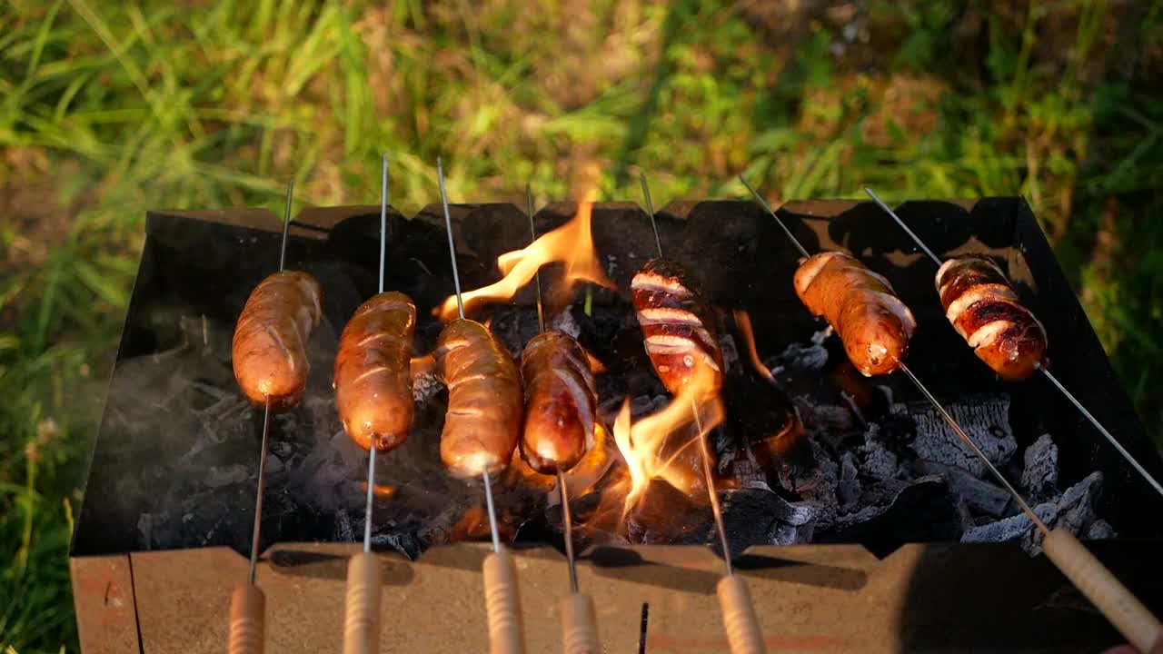 美味的香肠，烤着萨佩卡尔斯。热熏烤肉。视频素材