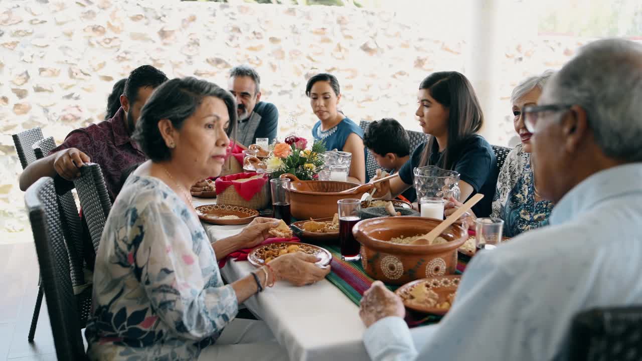 多代人一起在户外吃饭视频素材