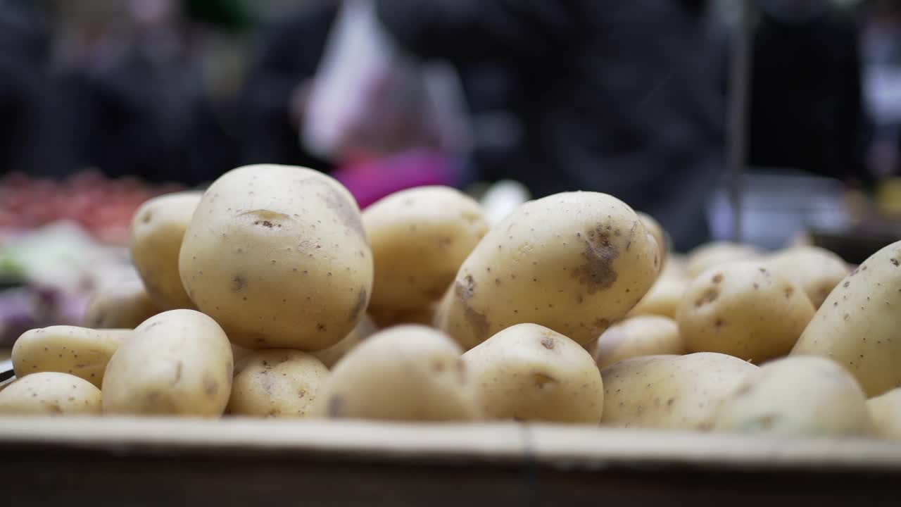 街市上陈列的食物。土豆、胡萝卜和洋葱蔬菜视频素材