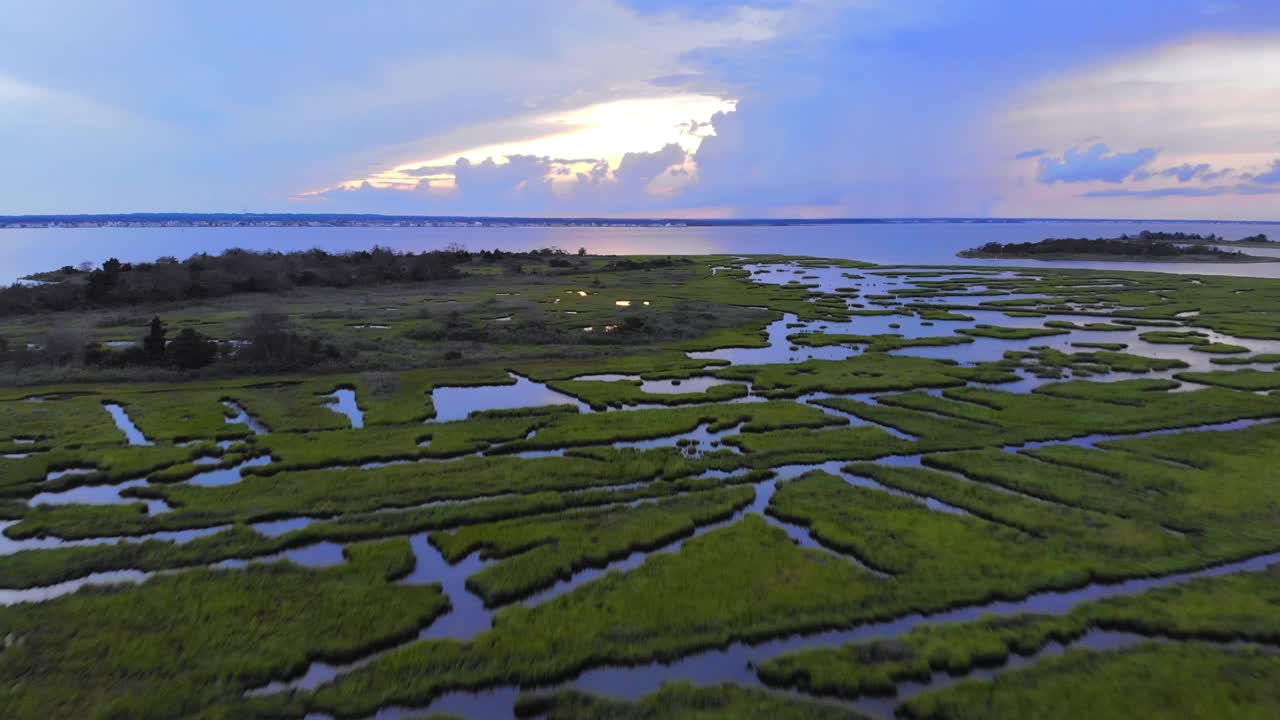 日落海景，海湾全景，在海浪在日落时间视频素材