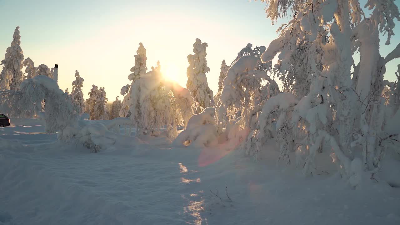 日落时分，芬兰拉普兰的雪域荒野全景视频下载