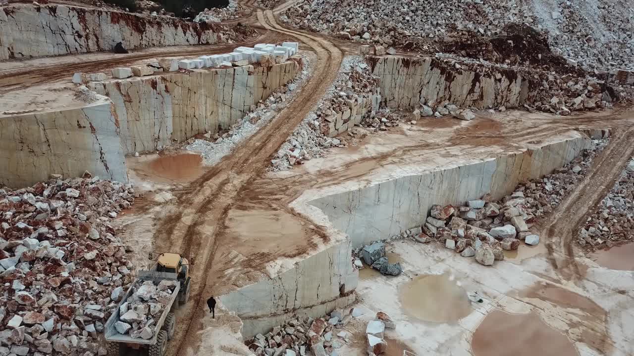 大理石采石场的重型机械视频素材