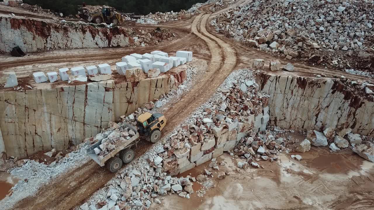 大理石采石场的重型机械视频素材