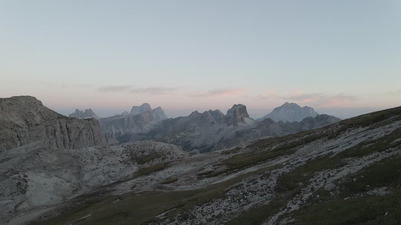 高空无人机在高山山峰日落的视图视频素材