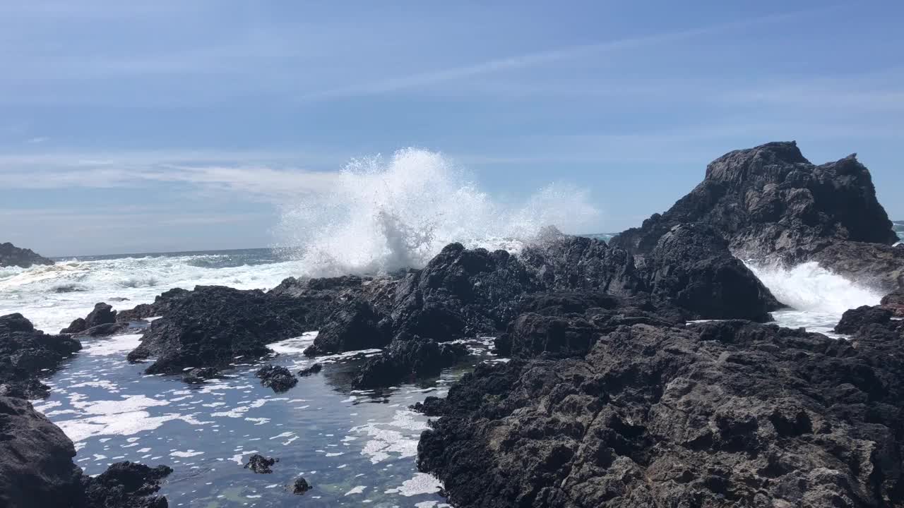 太平洋海浪袭击了环太平洋国家公园保护区附近的海岸视频素材