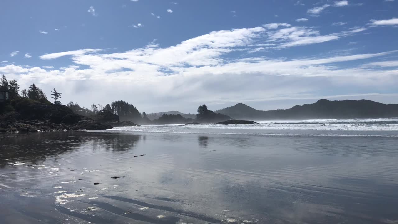 太平洋海浪袭击了环太平洋国家公园保护区附近的海岸视频素材