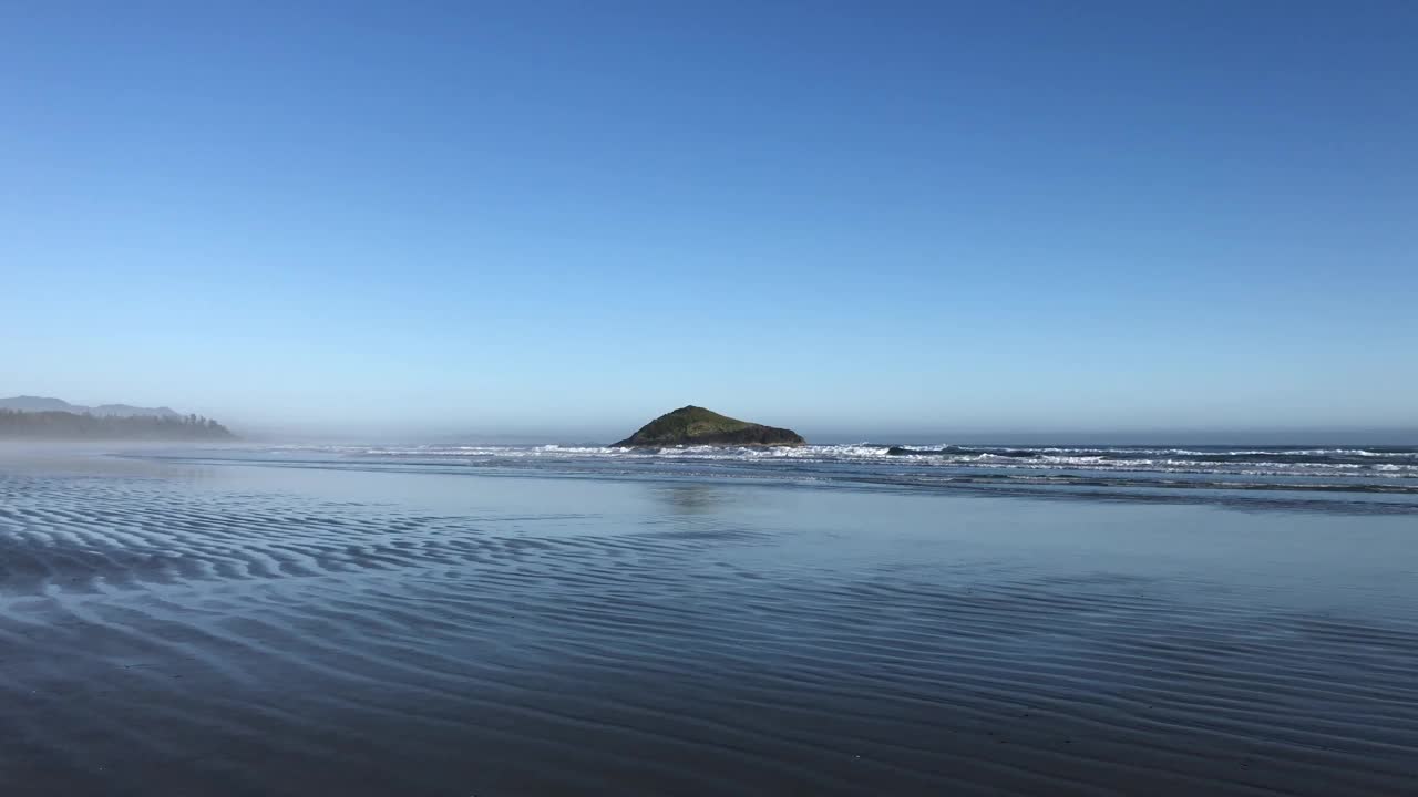 太平洋海浪袭击了环太平洋国家公园保护区附近的海岸视频素材