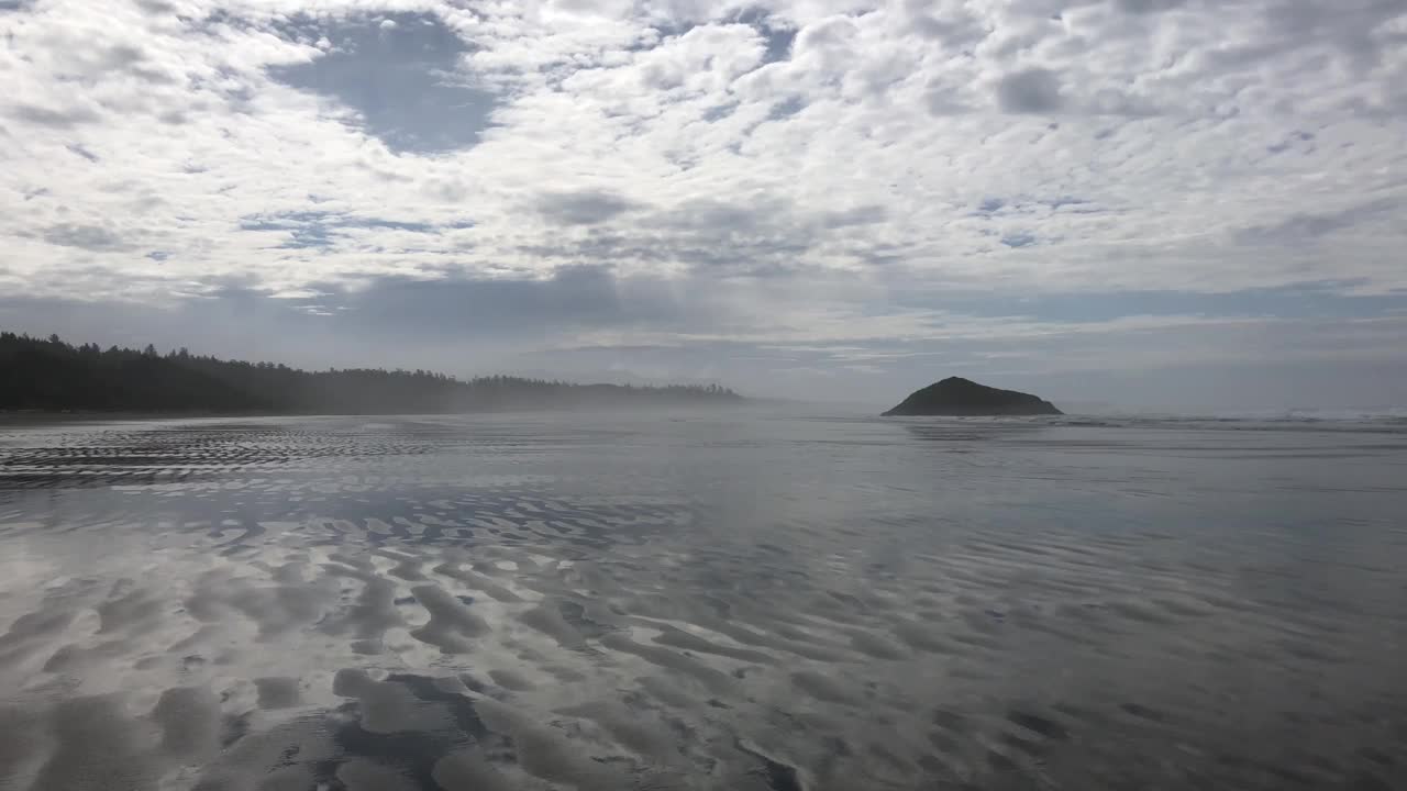 太平洋海浪袭击了环太平洋国家公园保护区附近的海岸视频素材