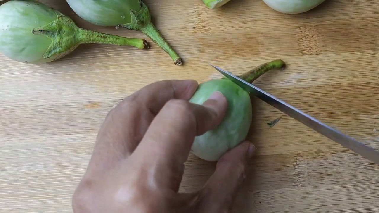 在切菜板上切茄子视频素材