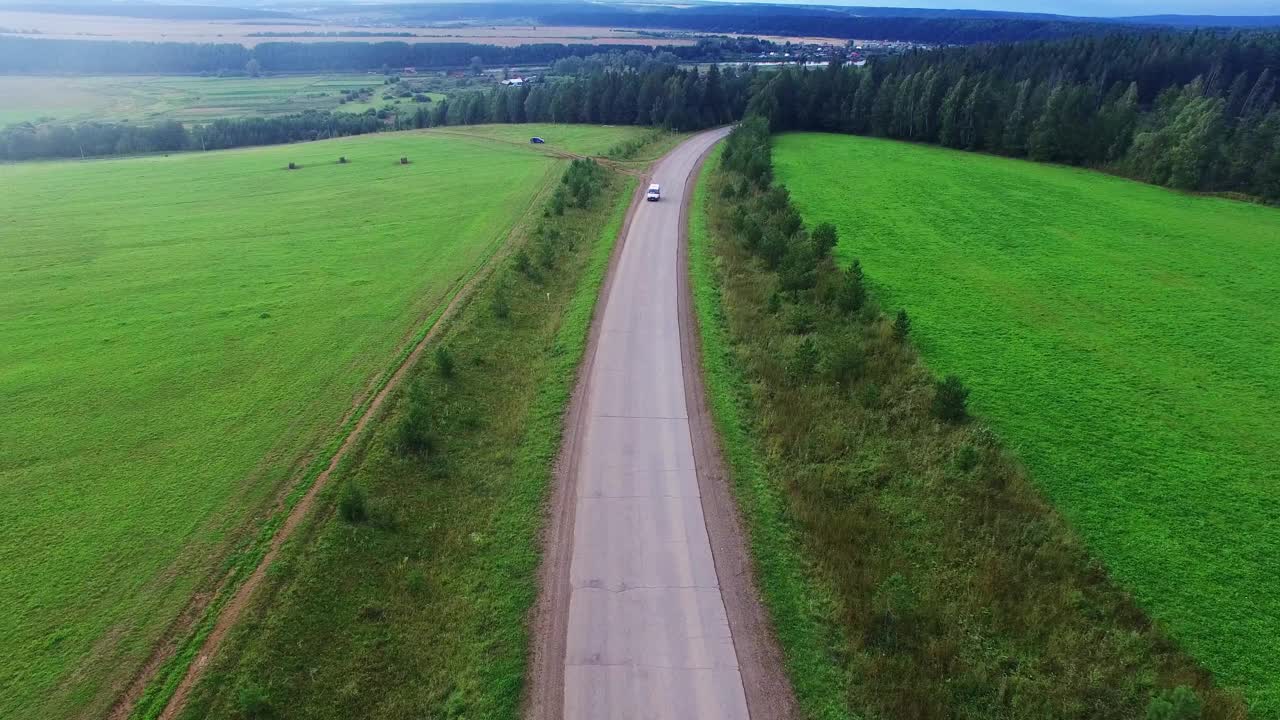 鸟瞰图无限空间的森林平原和汽车行驶在高速公路上。视频素材