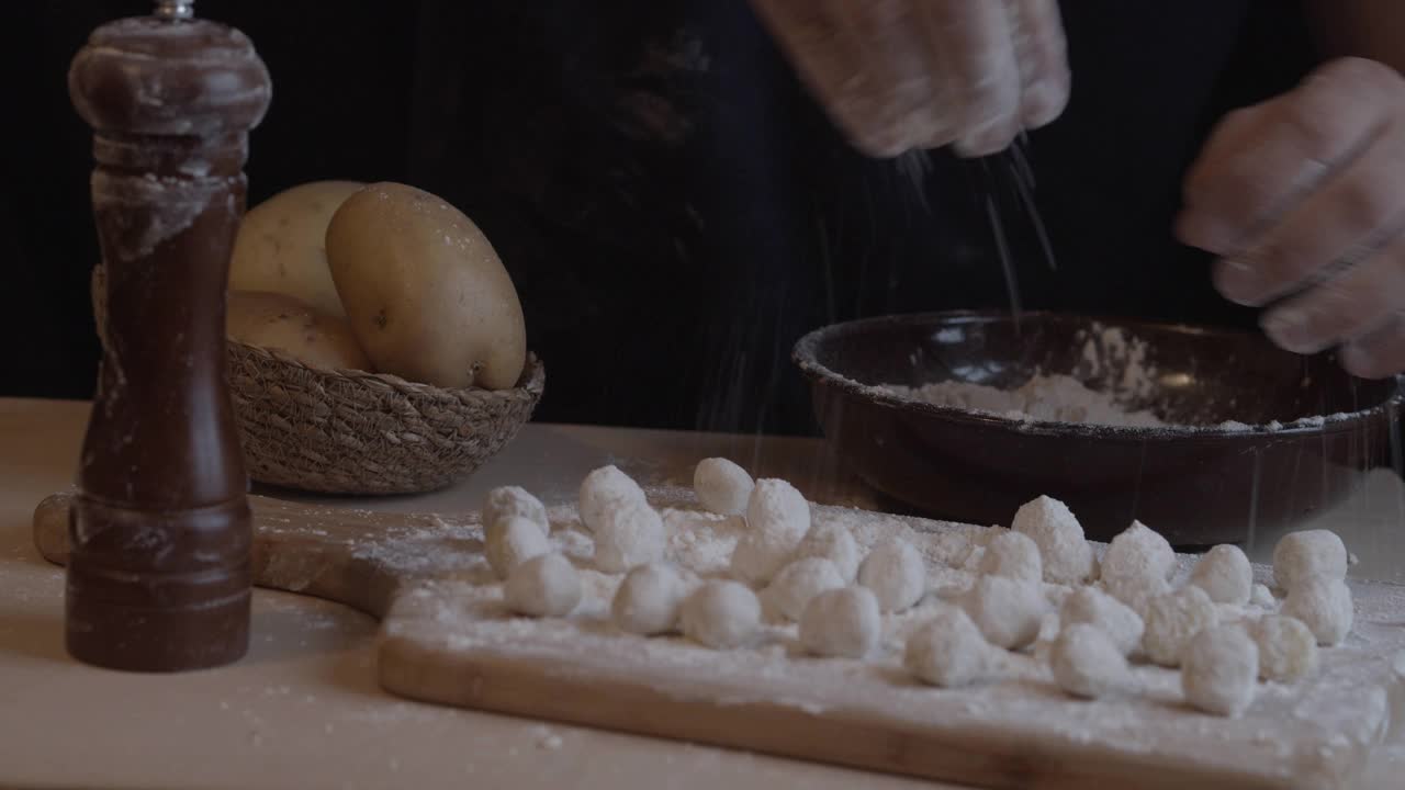 厨师在往汤团里加面粉。概念:意大利菜，素食厨师视频素材