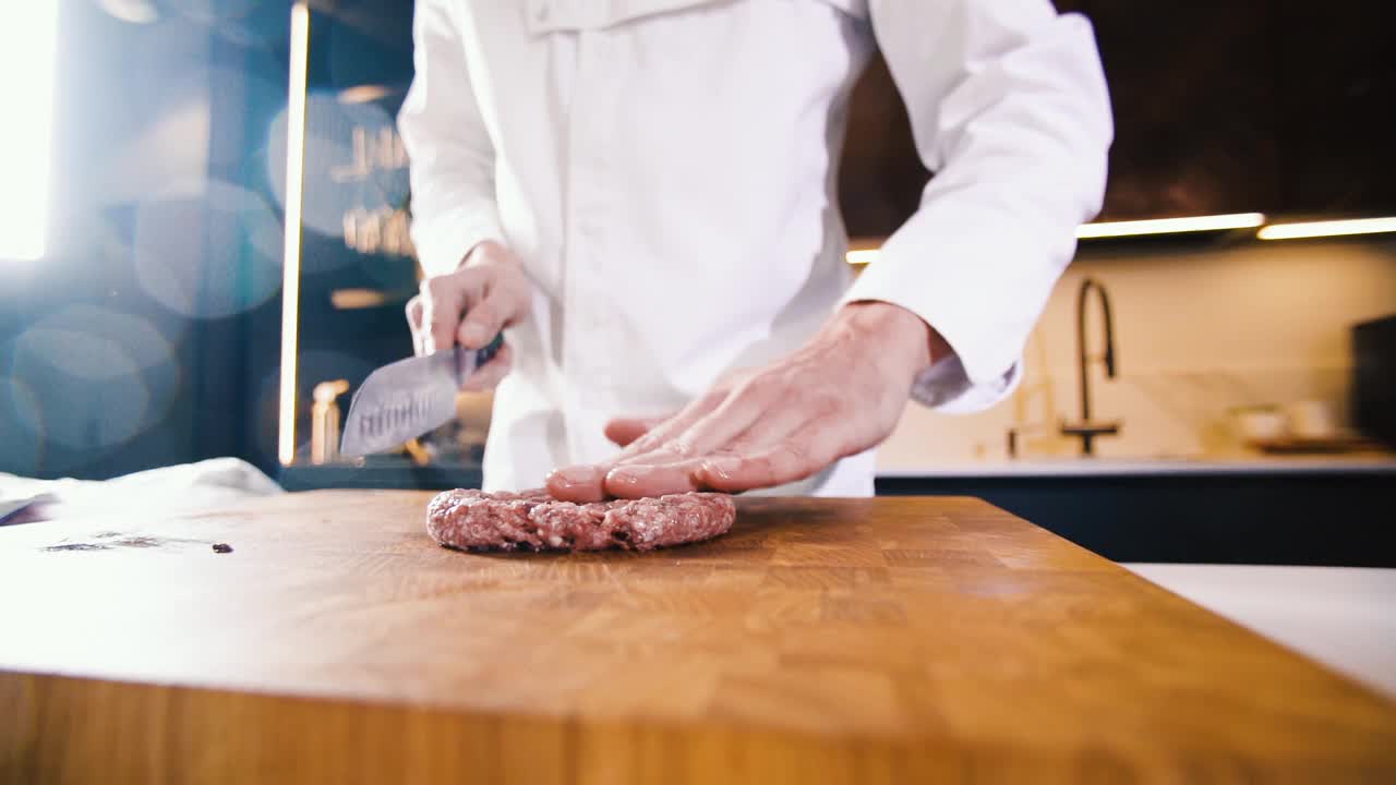 厨师准备用新鲜的碎肉制作汉堡肉片。在专业餐厅厨房烹饪食物。准备晚餐的人。制作美味的汉堡。美味的家现代美食特写视频素材