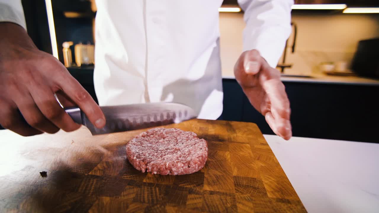 厨师准备肉汉堡肉排从新鲜切碎的肉与他的手。在餐厅厨房做饭。准备晚餐的人。制作美味的汉堡。美味家常菜特写视频素材