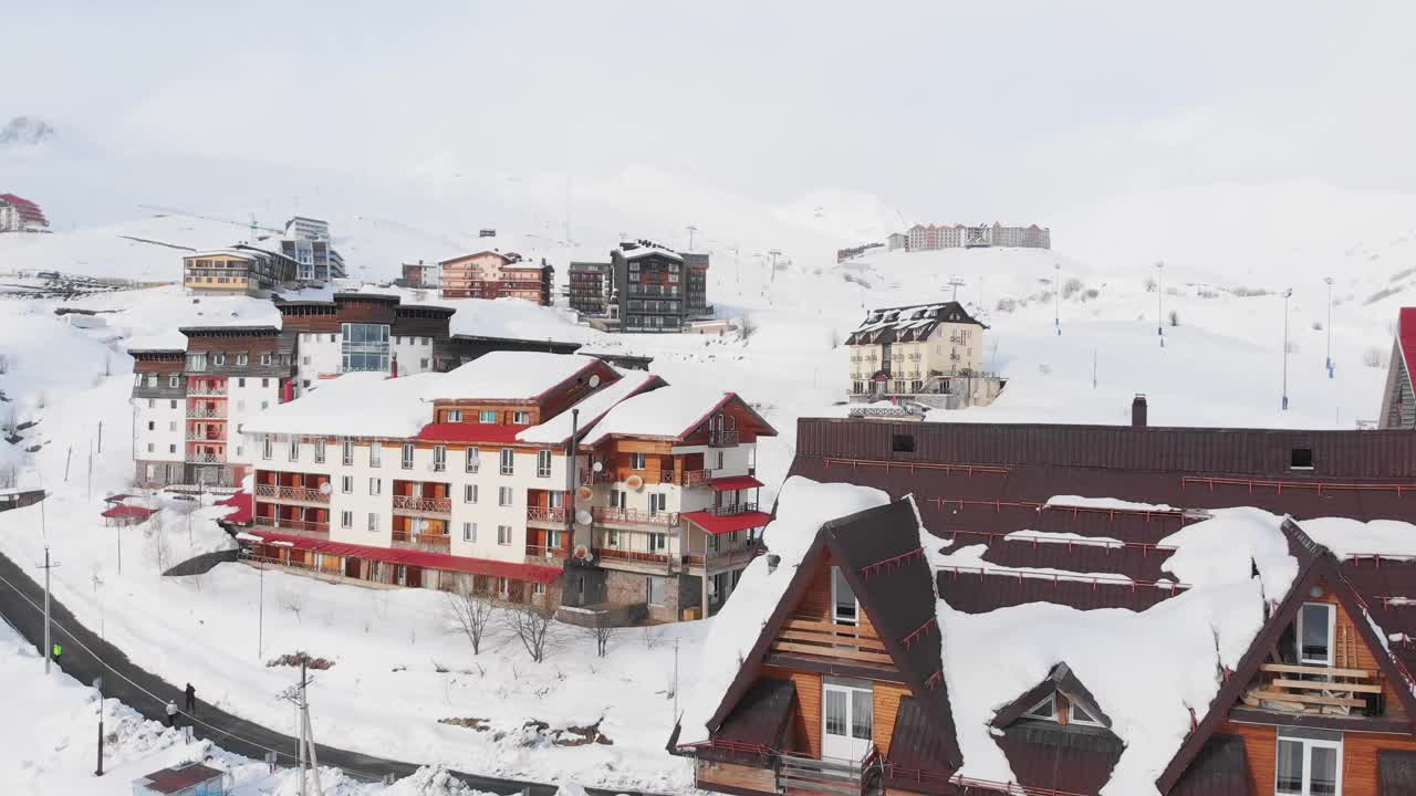 全景雪景新古道里在冬天与山脉背景。冬季度假胜地乔治亚州视频素材