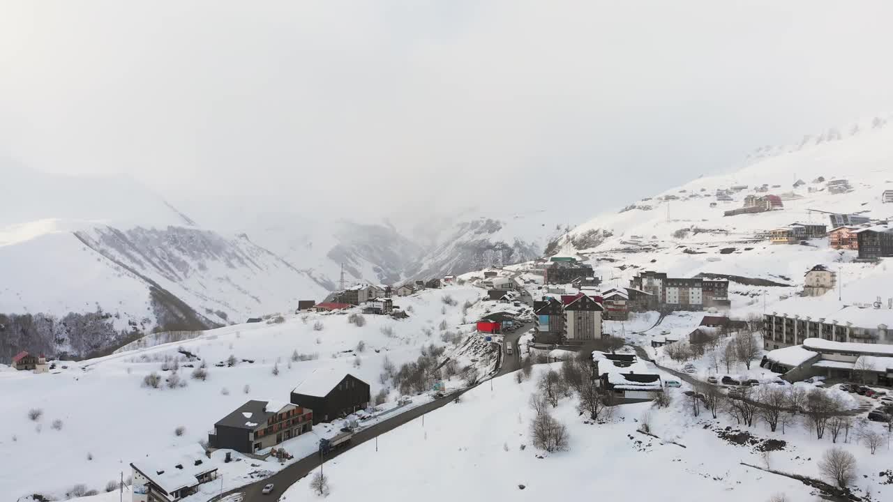 全景雪景新古道里在冬天与山脉背景。冬季度假胜地乔治亚州视频素材