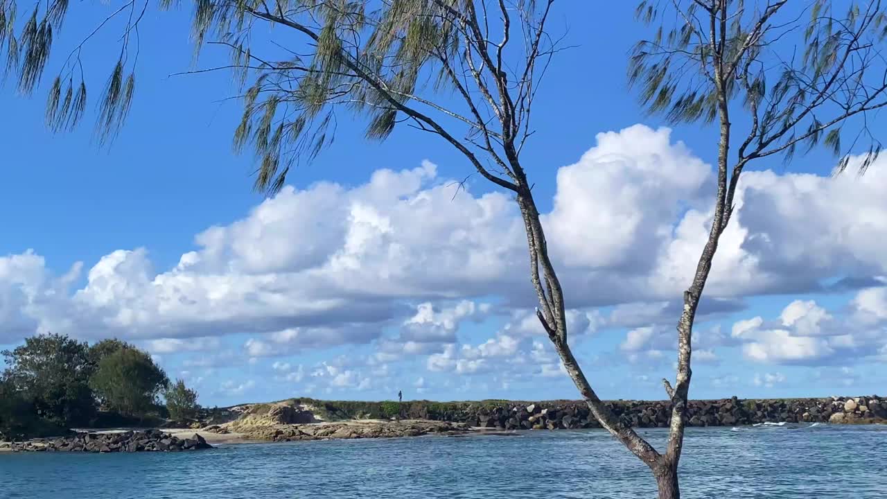 从河到海在一个阴天视频素材