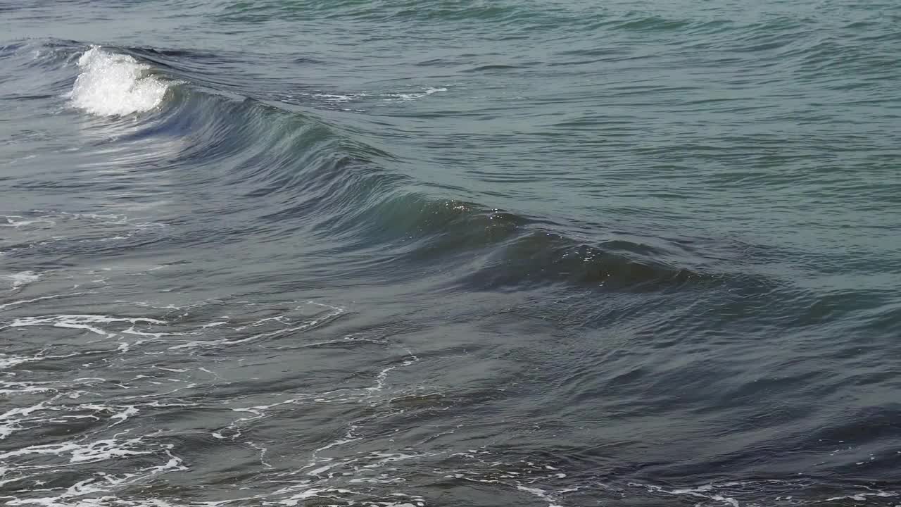 海浪在海上轻微的撞击视频素材