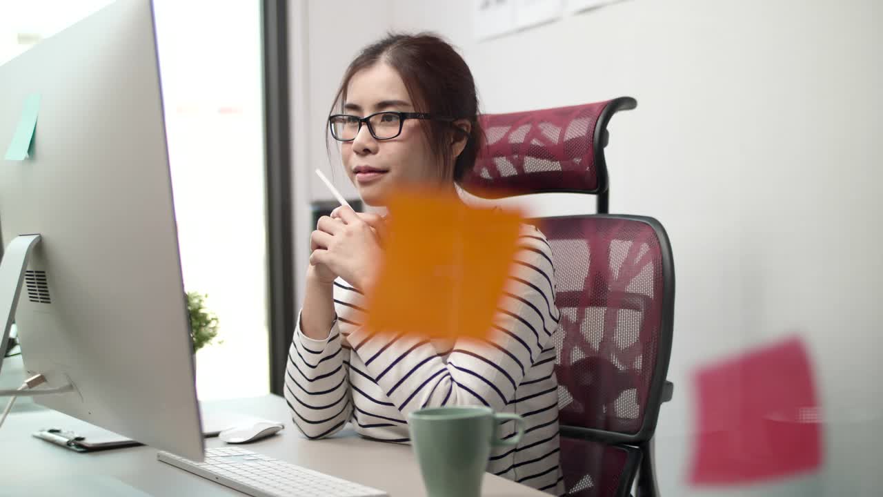 在电脑桌前休息的女人视频素材