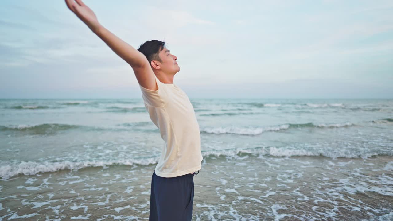 亚洲男人在海滩上度假时感到放松视频素材