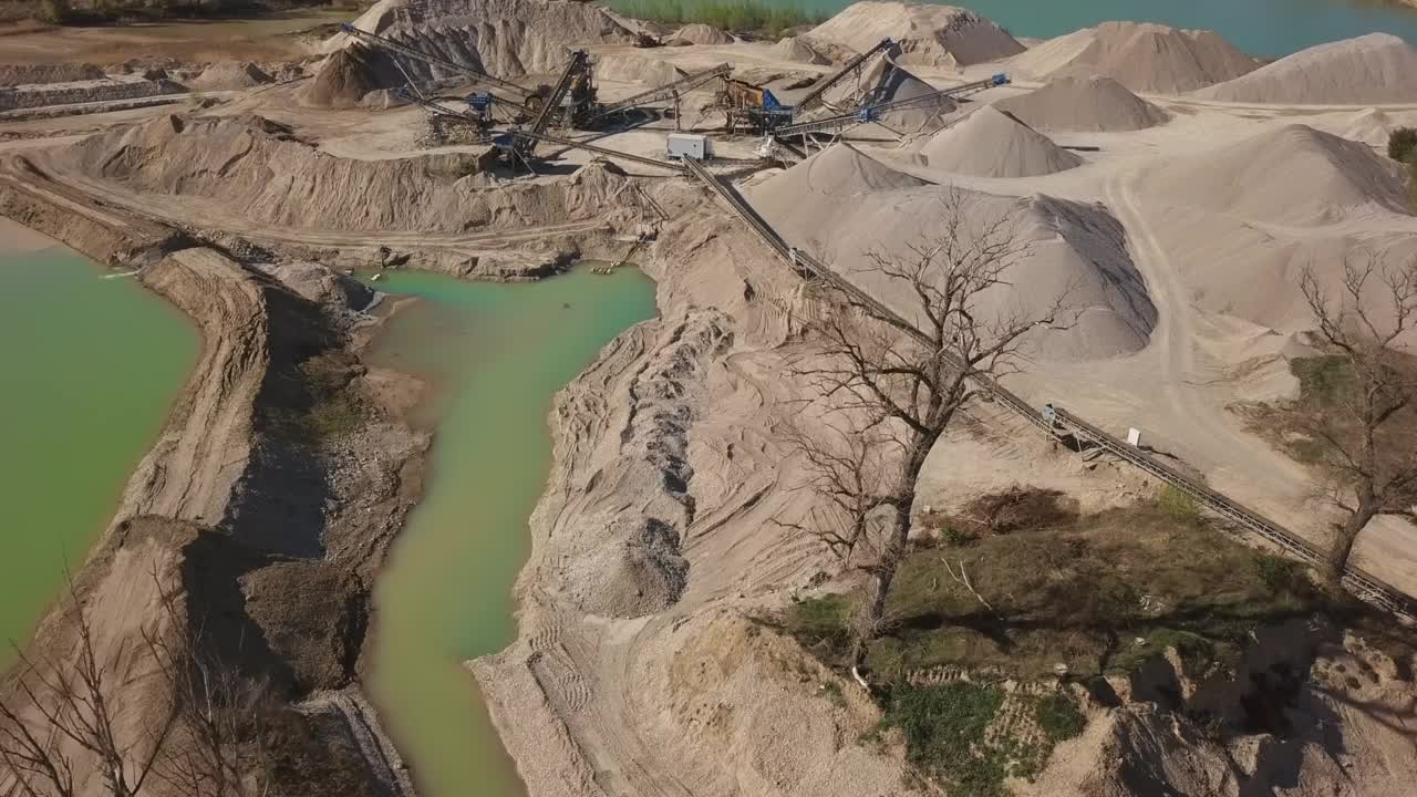 碎石采石场机器鸟瞰图视频素材