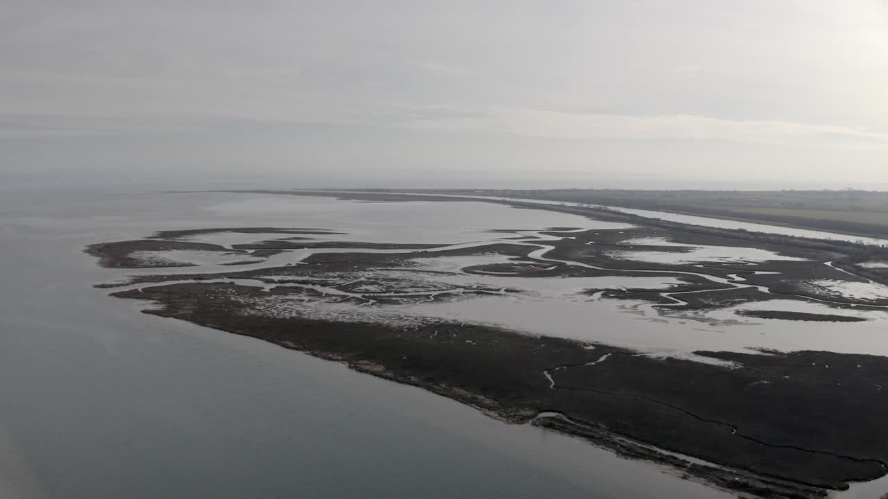 鸟瞰图Soča河口流入亚得里亚海在意大利视频素材