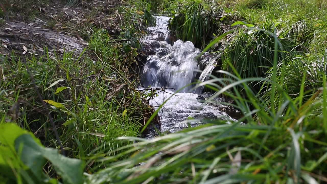 小水流，天然瀑布近观视频下载