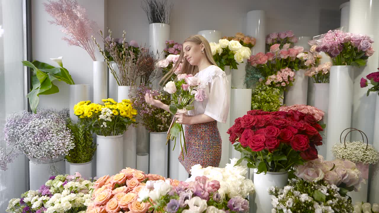 在鲜花仓库里的灵感女人。为送花服务视频素材