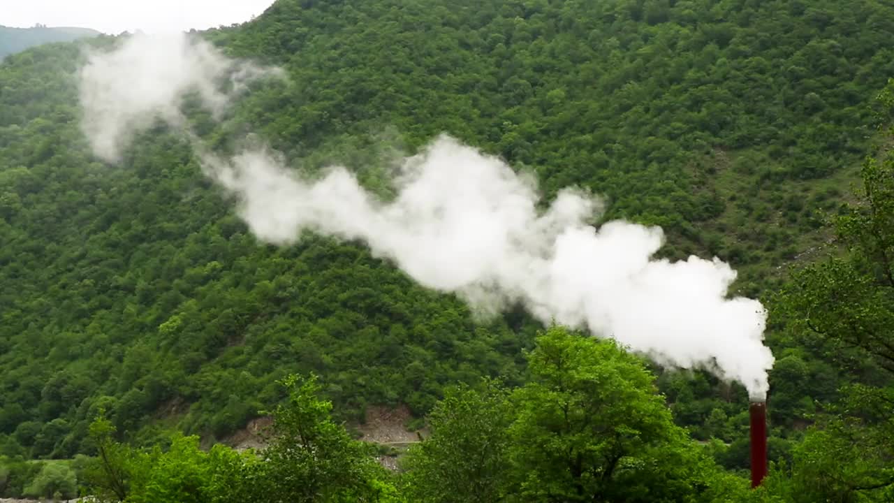 工业污染，雾霾，大烟管，有毒空气。视频素材