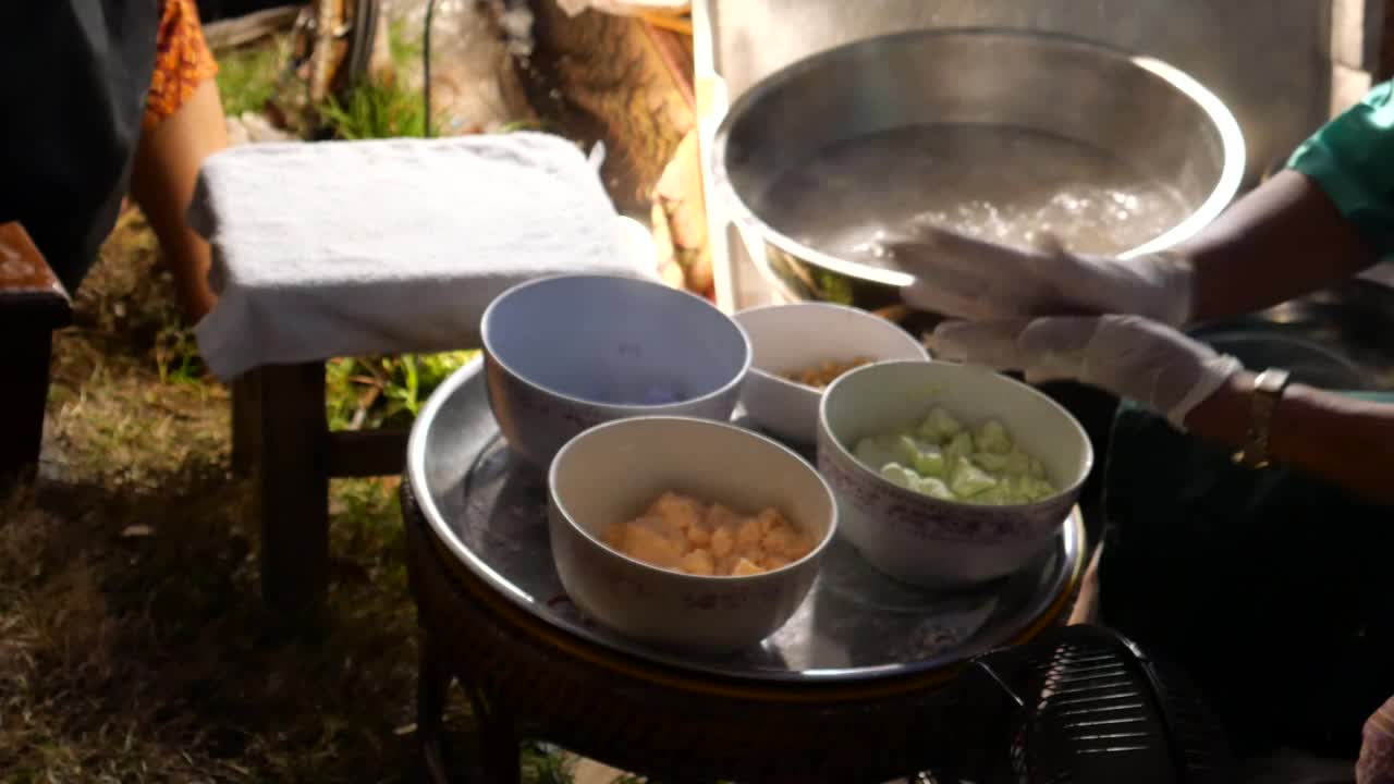 烹饪传统的泰国甜点视频素材