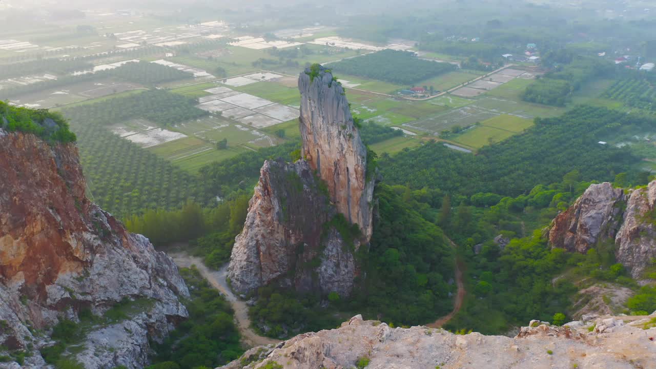 Khao Kuha在Songkhla。山上有绿树成荫的小山。泰国的自然景观背景。黄山。视频素材