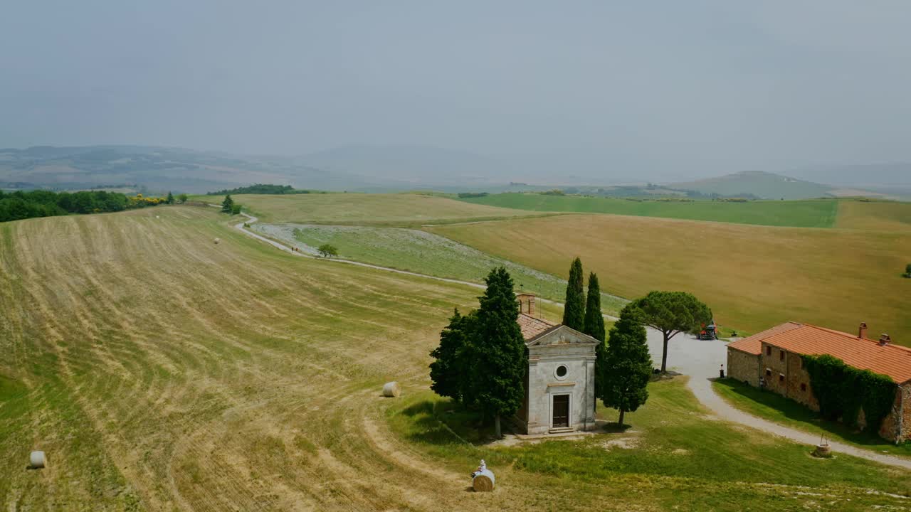 Vitaleta教堂鸟瞰图在美妙的山谷Orcia，托斯卡纳，拉托斯卡纳无人机视频素材