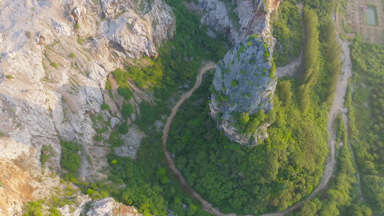 Khao Kuha在Songkhla。山上有绿树成荫的小山。泰国的自然景观背景。黄山。视频素材