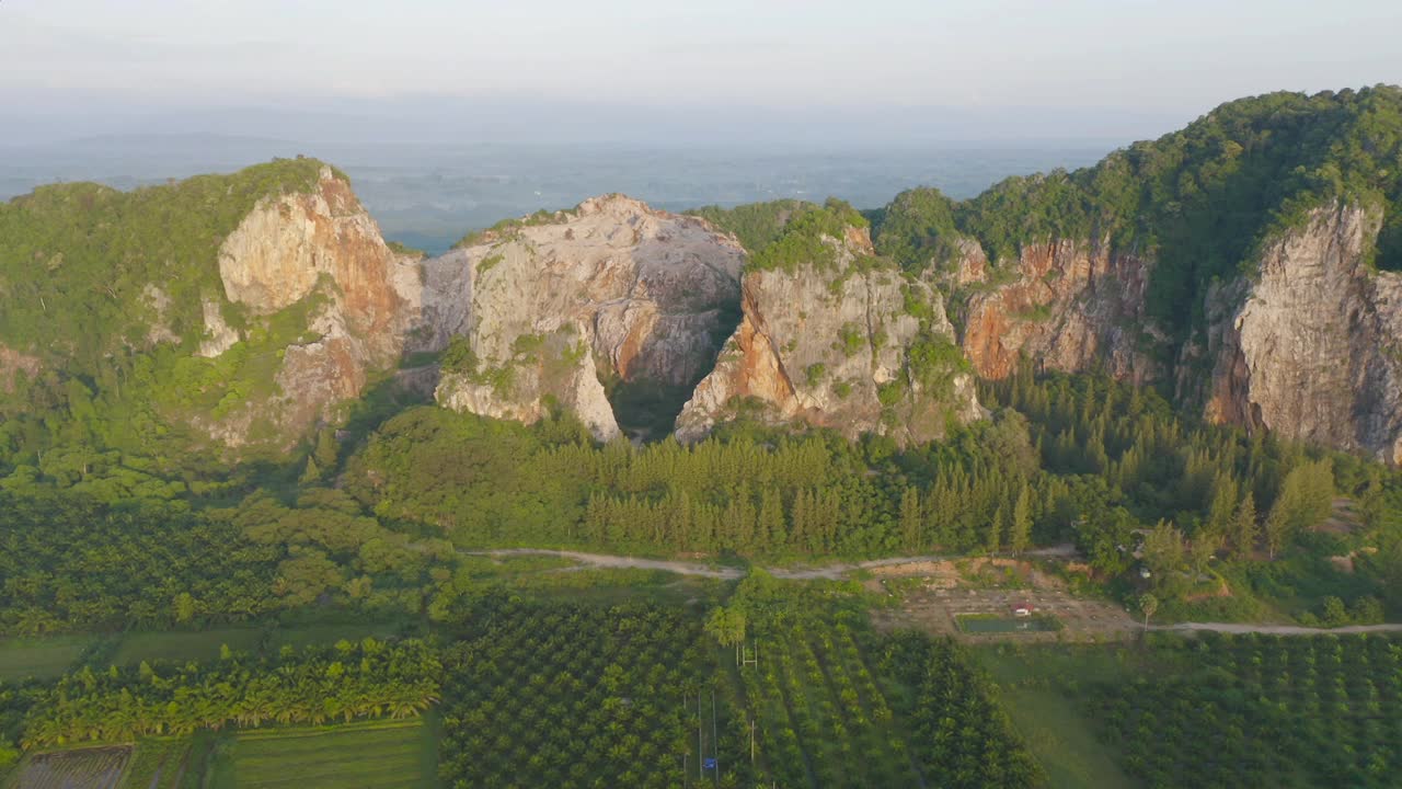 Khao Kuha在Songkhla。山上有绿树成荫的小山。泰国的自然景观背景。黄山。视频素材