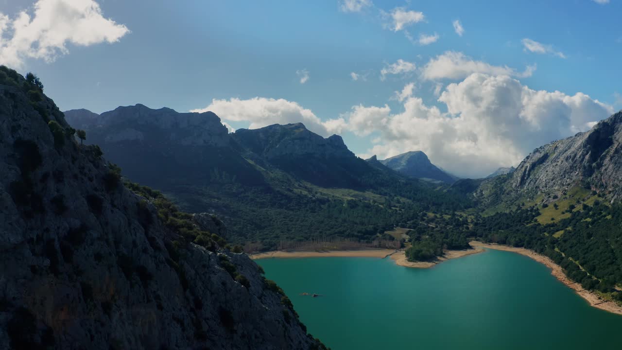 航拍水库库伯，Tramuntana山，马略卡岛，马略卡岛视频素材