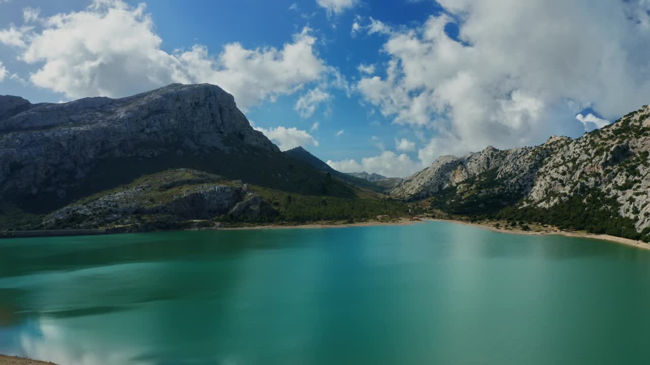 航拍水库Gorg Blau, Tramuntana山，马略卡岛，马略卡岛视频素材