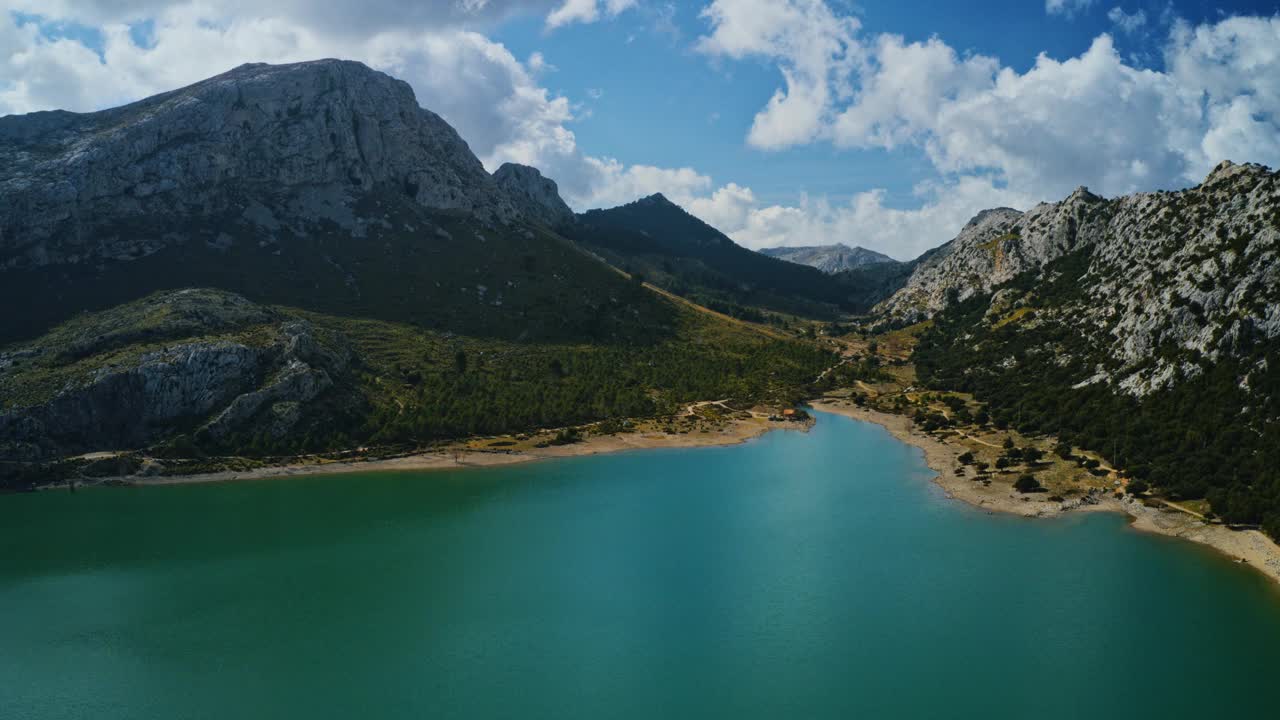 空中Hyperlapse水库Gorg Blau, Tramuntana山，马略卡，马略卡岛视频下载