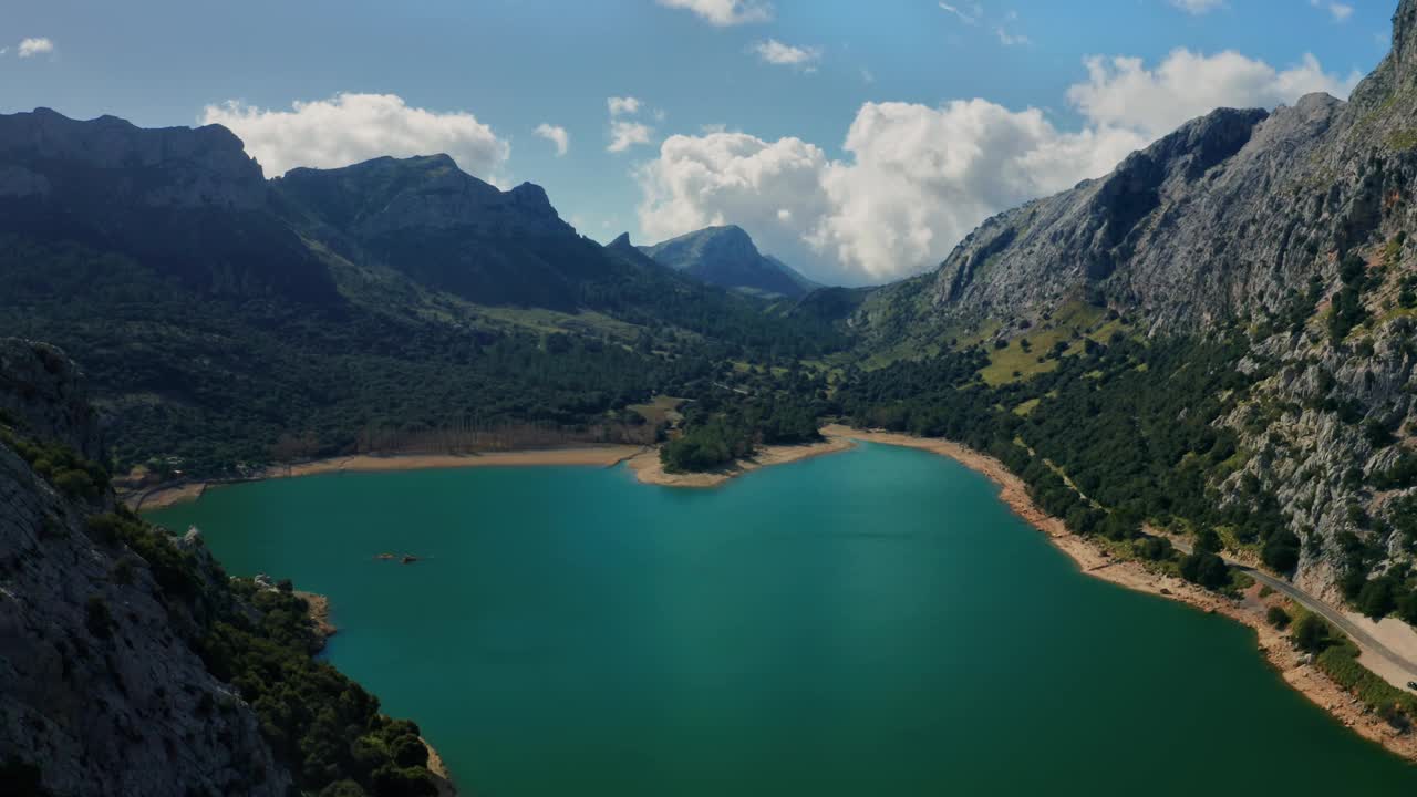 航拍水库库伯，Tramuntana山，马略卡岛，马略卡岛视频下载