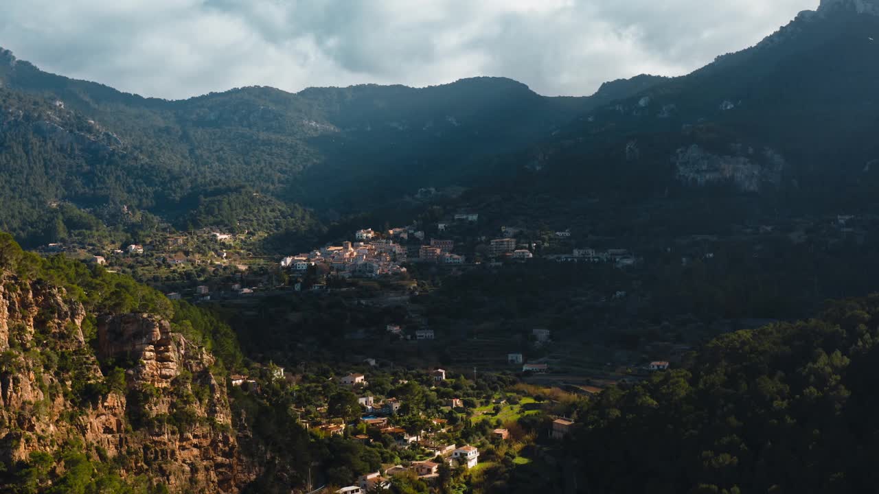 马略卡岛的Banyalbufar旅游小镇，Es Port Des Canonge视频素材