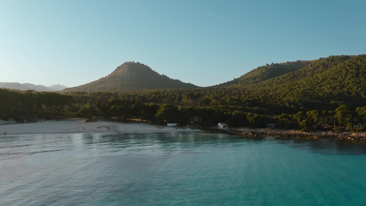 无人机在卡拉阿古拉拍摄。在马略卡岛的海滩上。夏天视频下载