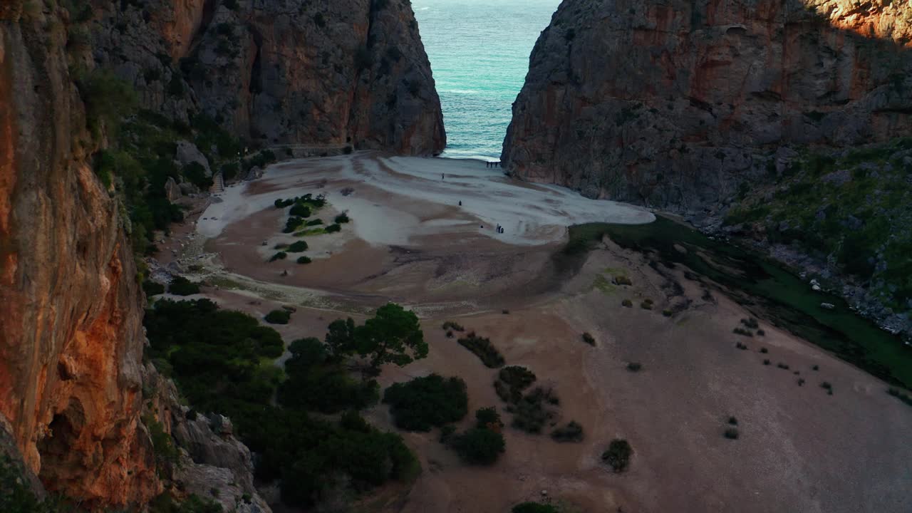 美丽的4k无人机在马略卡岛萨卡罗布拉湾，马略卡岛，山景观塞拉德Tramuntana在巴利阿里群岛视频下载