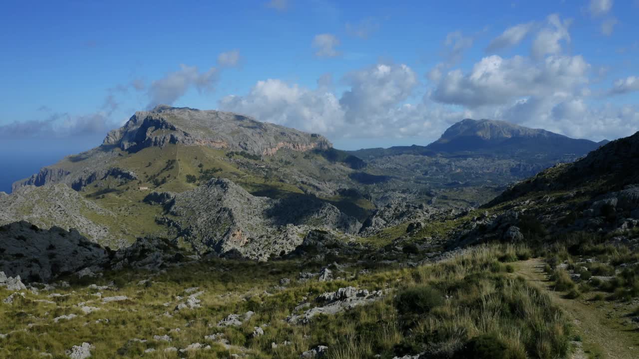 Sa Calobra，航拍Serra Tramuntana山，马略卡岛，巴利阿里岛视频下载