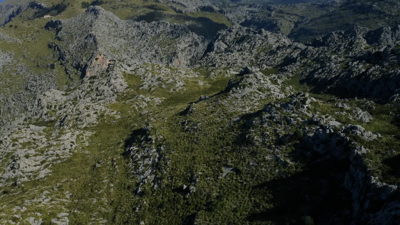 Sa Calobra，航拍Serra Tramuntana山，马略卡岛，巴利阿里岛视频下载