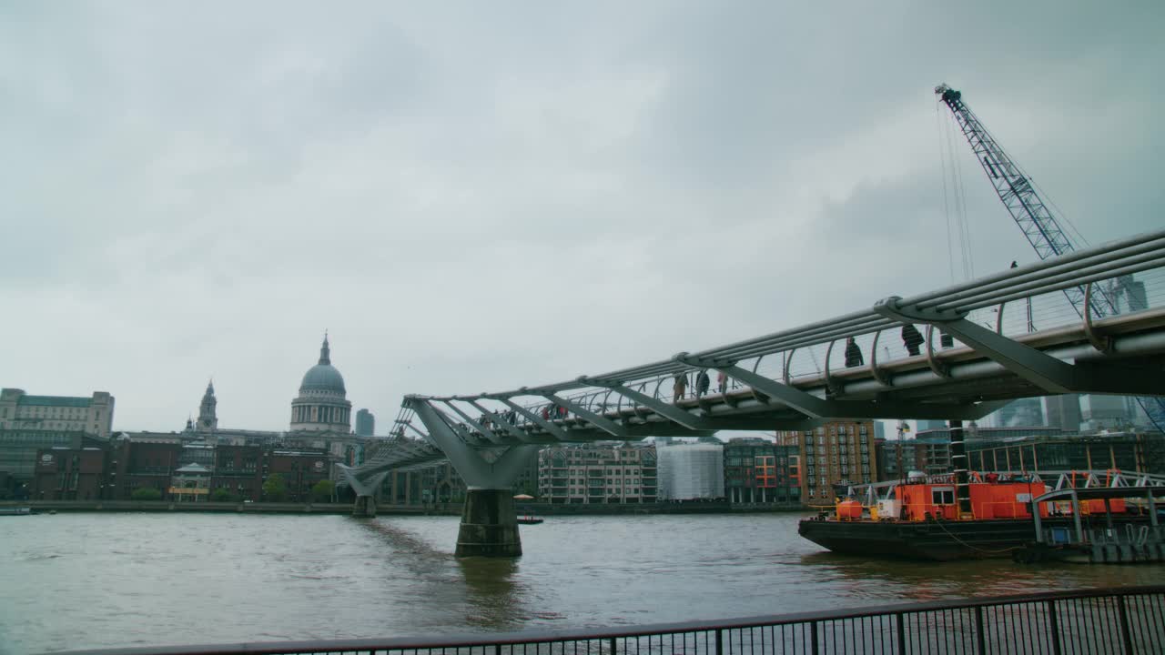 圣保罗大教堂和千禧桥，伦敦街景，英国伦敦视频素材