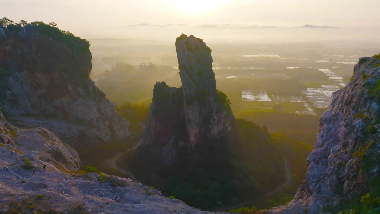 Khao Kuha在Songkhla。山上有绿树成荫的小山。泰国的自然景观背景。黄山。视频素材