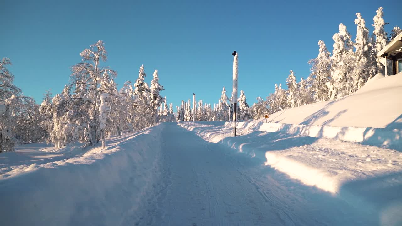 日落时分，芬兰拉普兰的雪域荒野全景视频下载