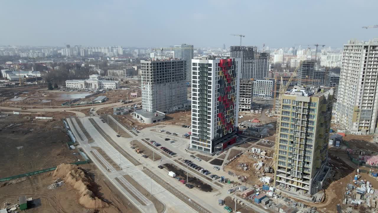 建设一个大的住宅区。可见建筑工地。正在建设的多层建筑和基础设施。建筑的航空摄影。视频素材