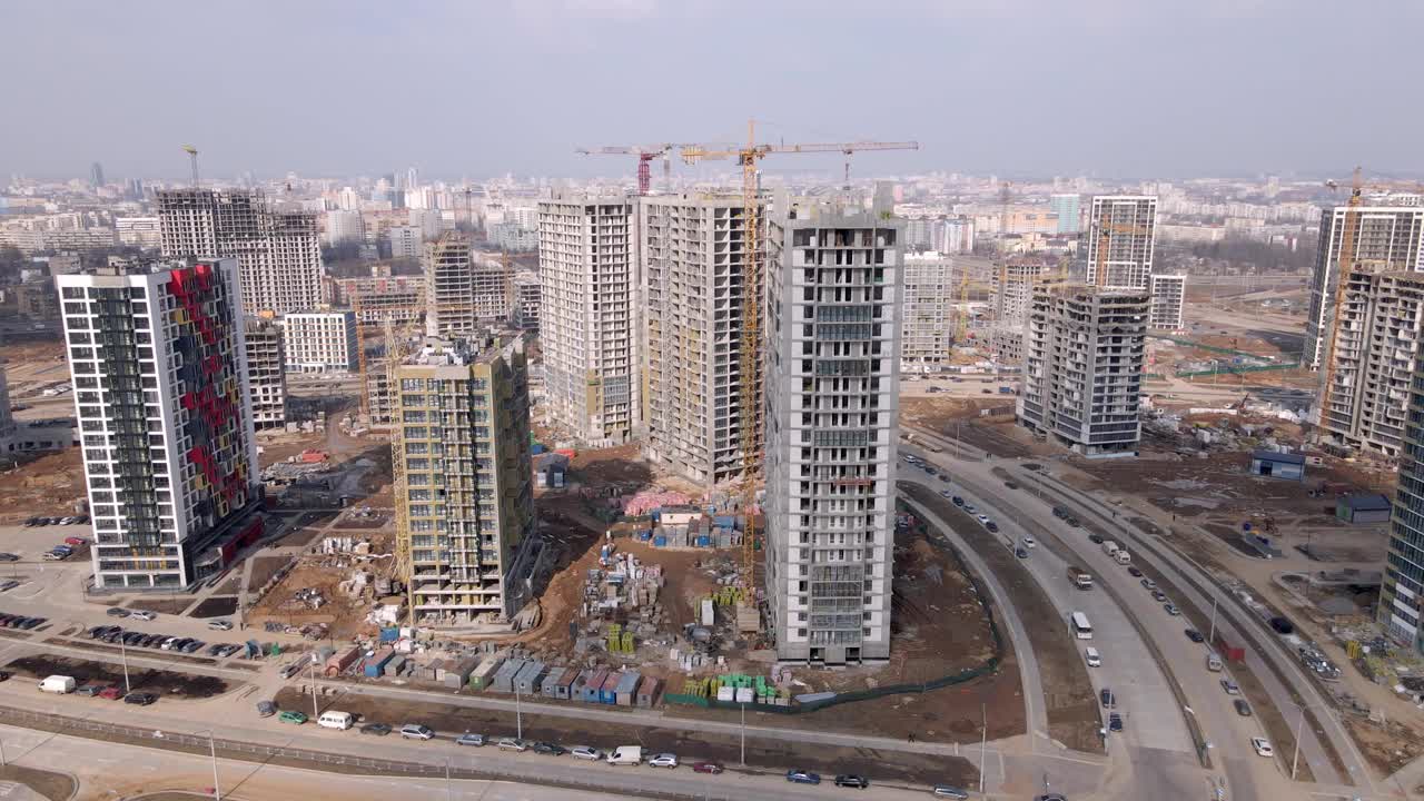 建设一个大的住宅区。可见建筑工地。正在建设的多层建筑和基础设施。建筑的航空摄影。视频素材